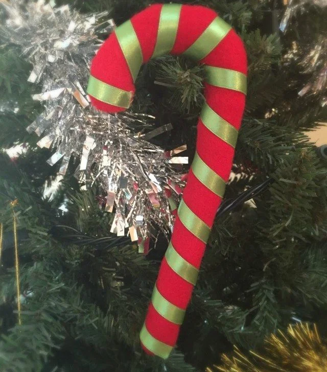 Candy cane crafts are great for Christmas craft ideas. We have a lovely easy sewing christmas craft, making a candy cane craft for your Christmas tree.