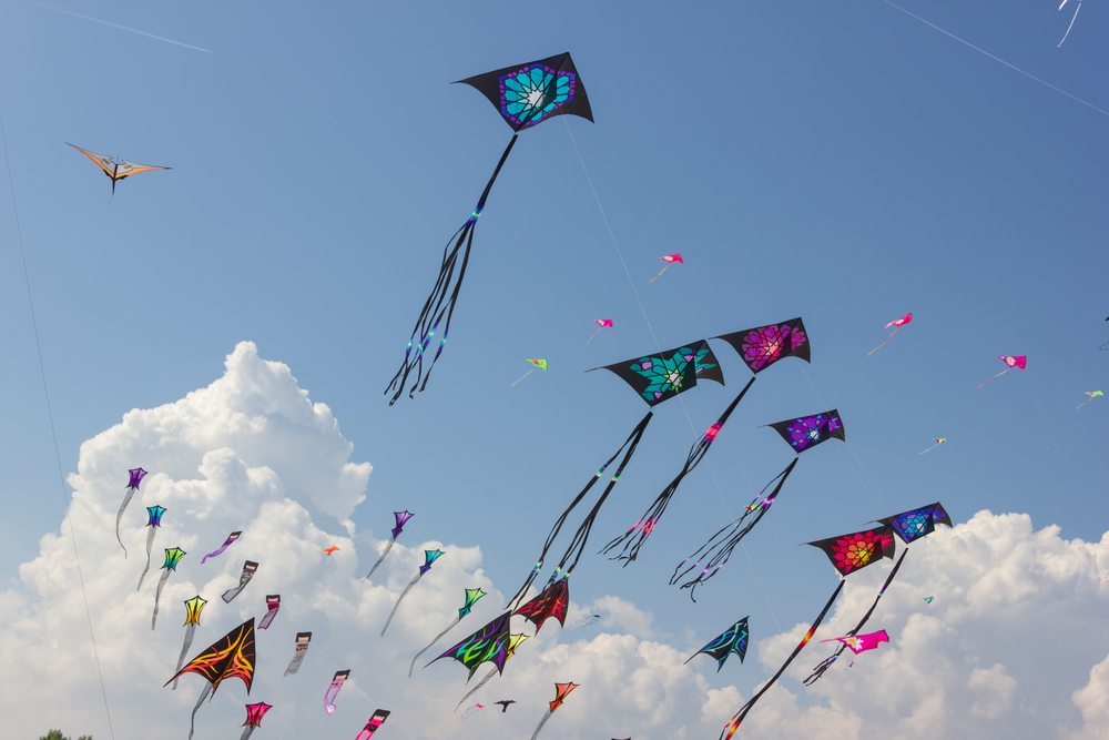 It is national kite flying day, so we have a few fun crafts to celebrate!