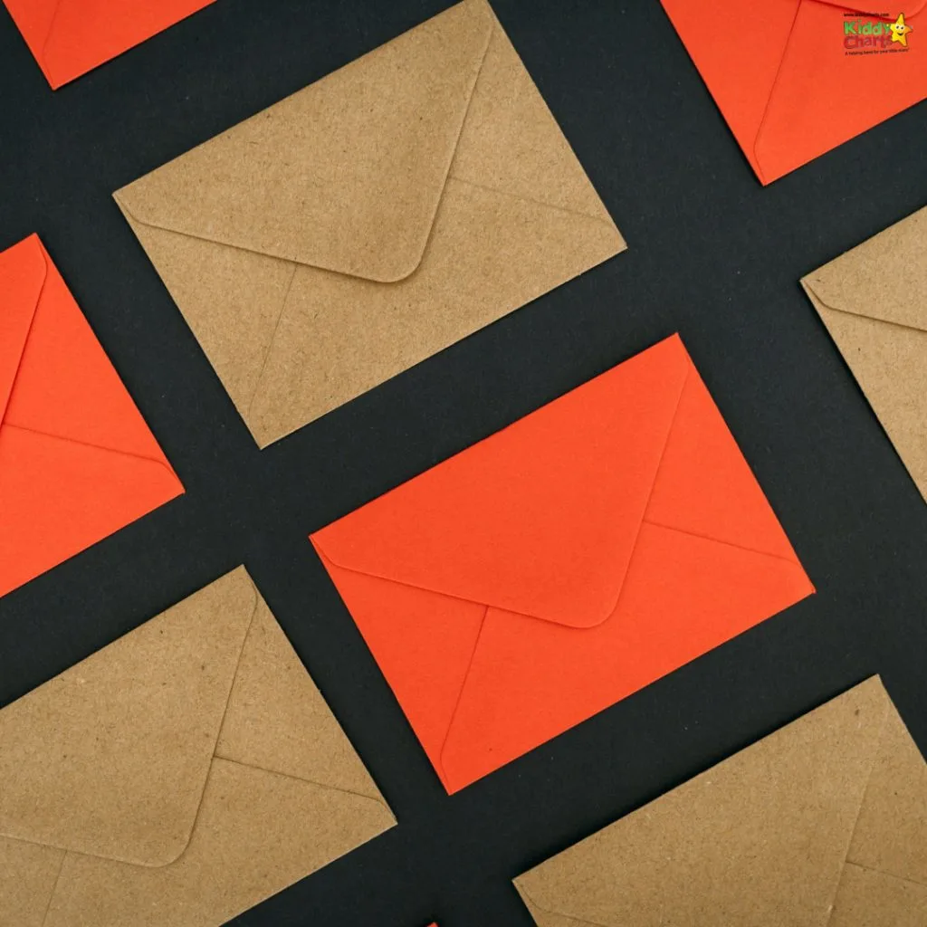 The image shows a patterned arrangement of brown and red envelopes on a black background, with the envelopes alternating in color in a checkered layout.